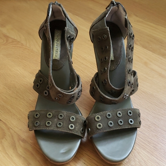 NIB Banana Republic Bethel Olive Suede Heels - Picture 3 of 9